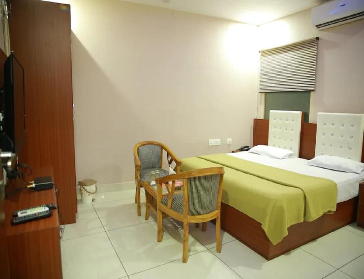 Hotel Kings, Rohtak Exteriér fotografie
